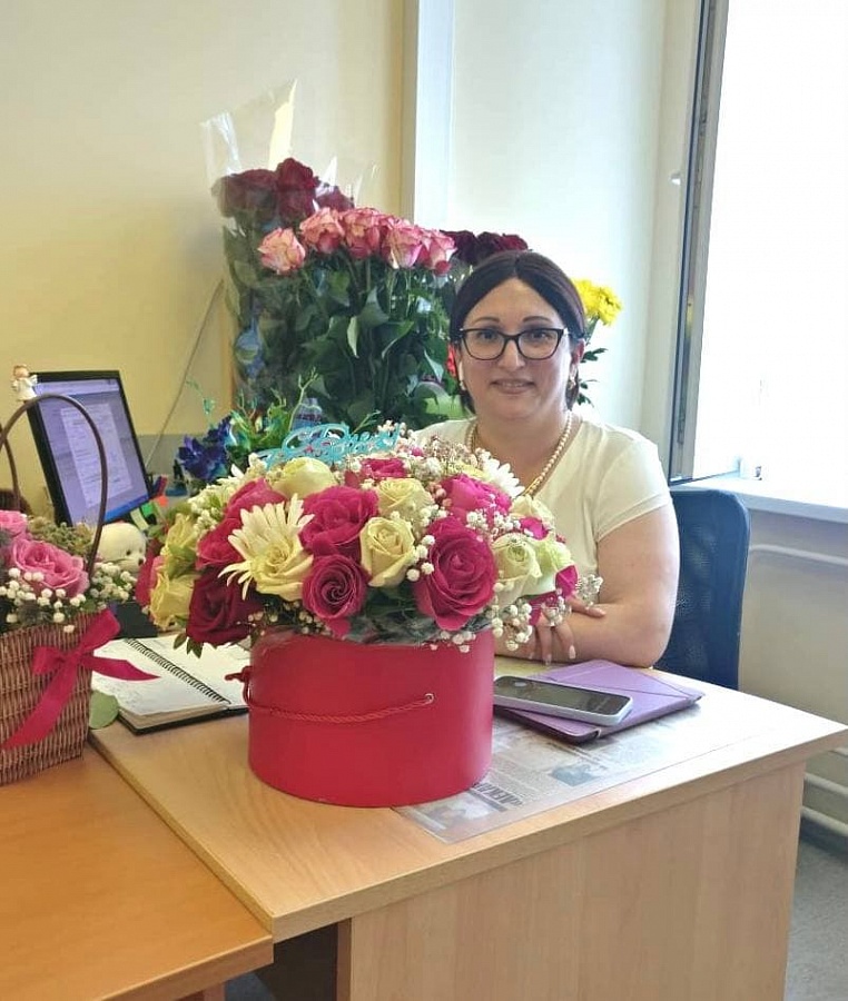 Поздравляем с днём рождения заведующую терапевтическим отделением поликлиники N6,  Дадунц Арусю Владимировну! 
